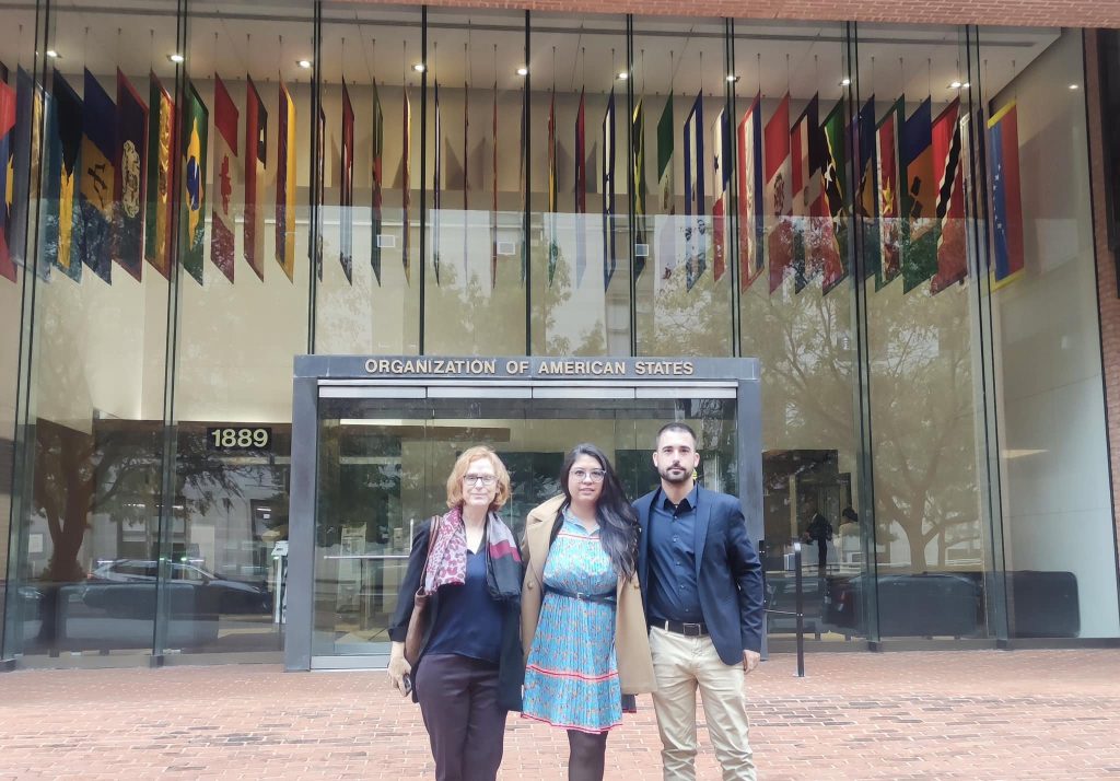 Mariana Villarreal, Coordinadora de REDETI, Pat Davis y Manuel Jabonero de PBI, afuera de las oficinas de la Comisión Interamericana de Derechos Humanos en Washington D.C.